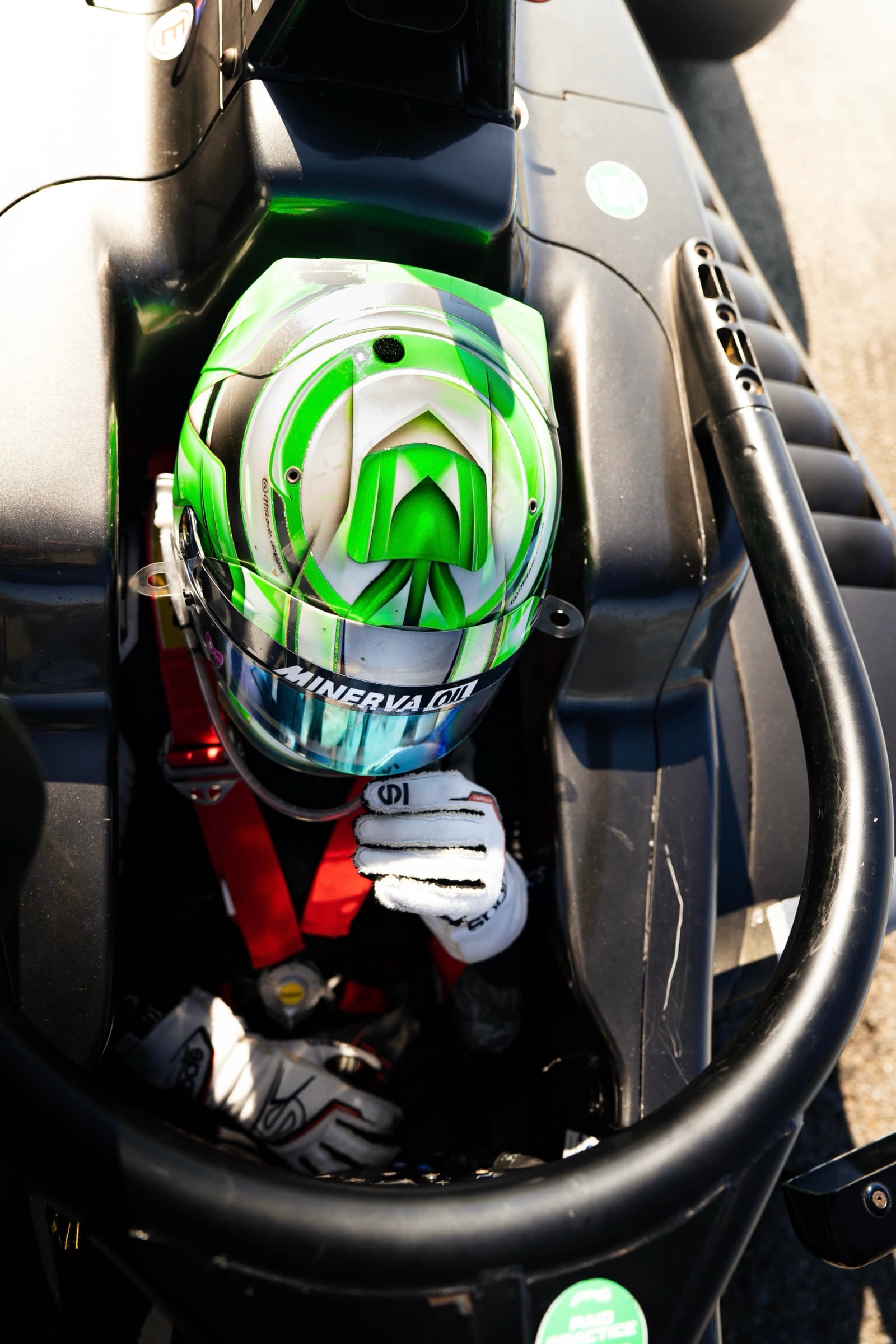 Cadrage serré sur le casque, cockpit de monoplace