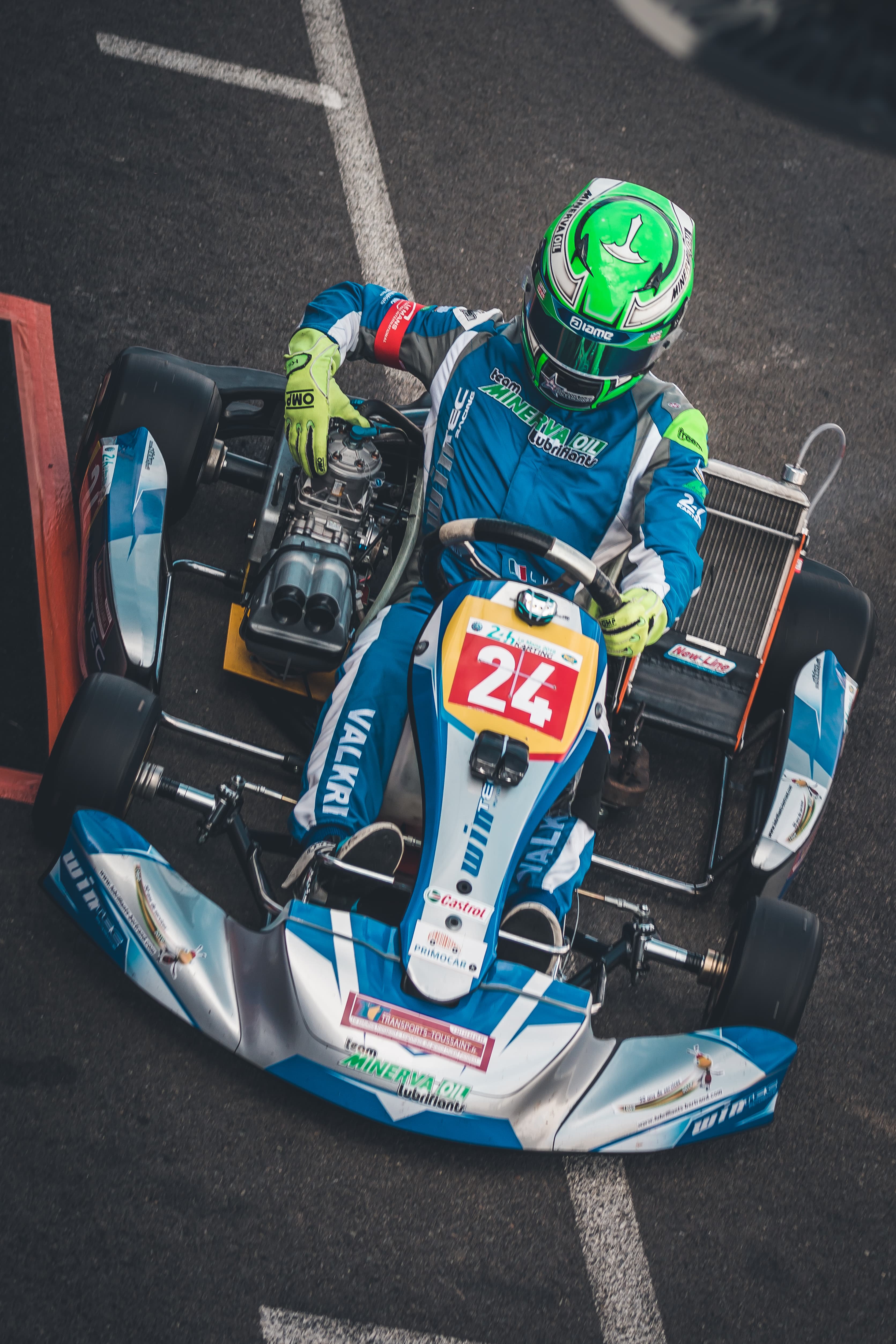 Vue plongeante sur le kart Minerva Oil n°24 avant course, 24 Heures Karting du Mans