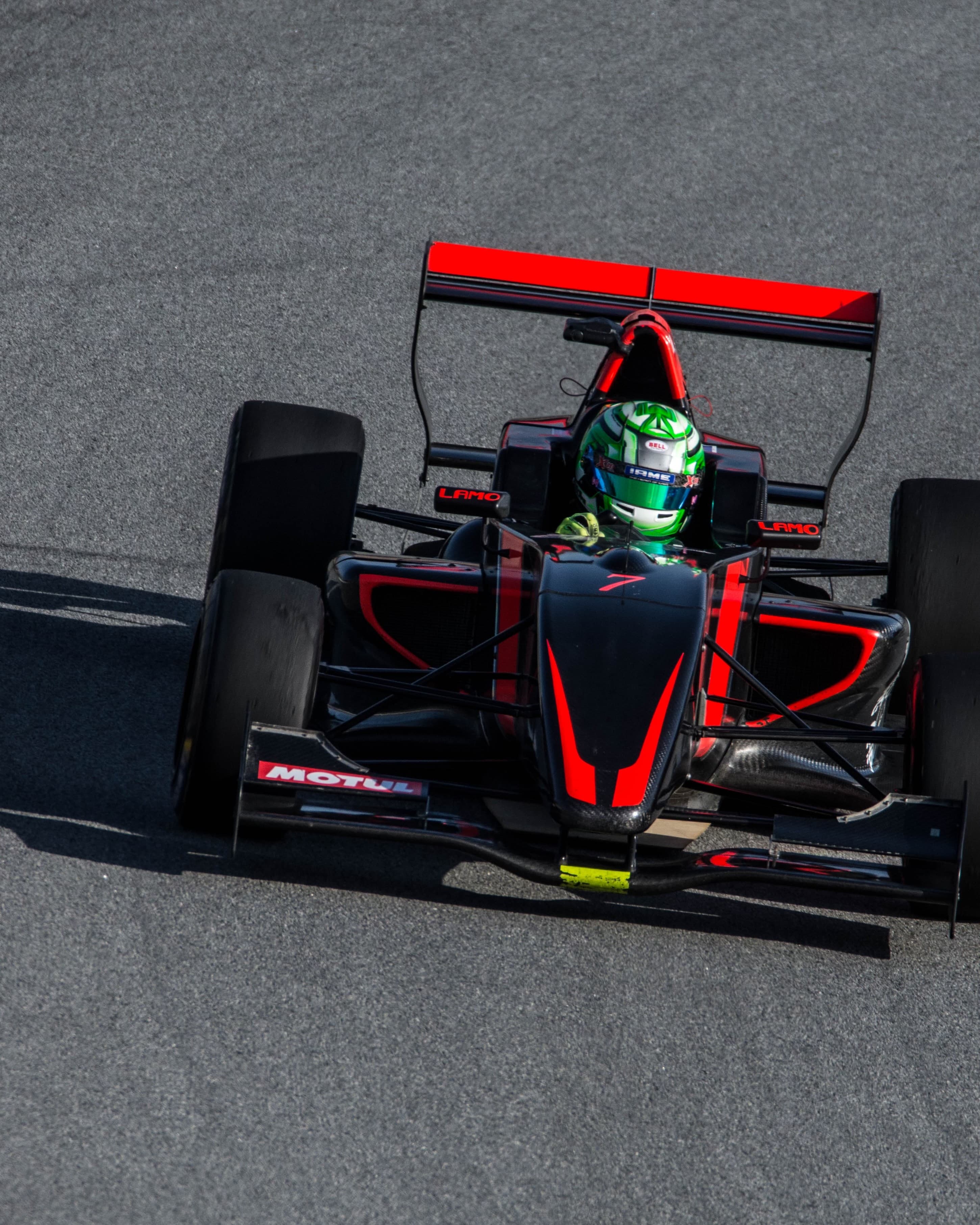 Monoplace Formule Renault 2.0 en piste, vue plongeante