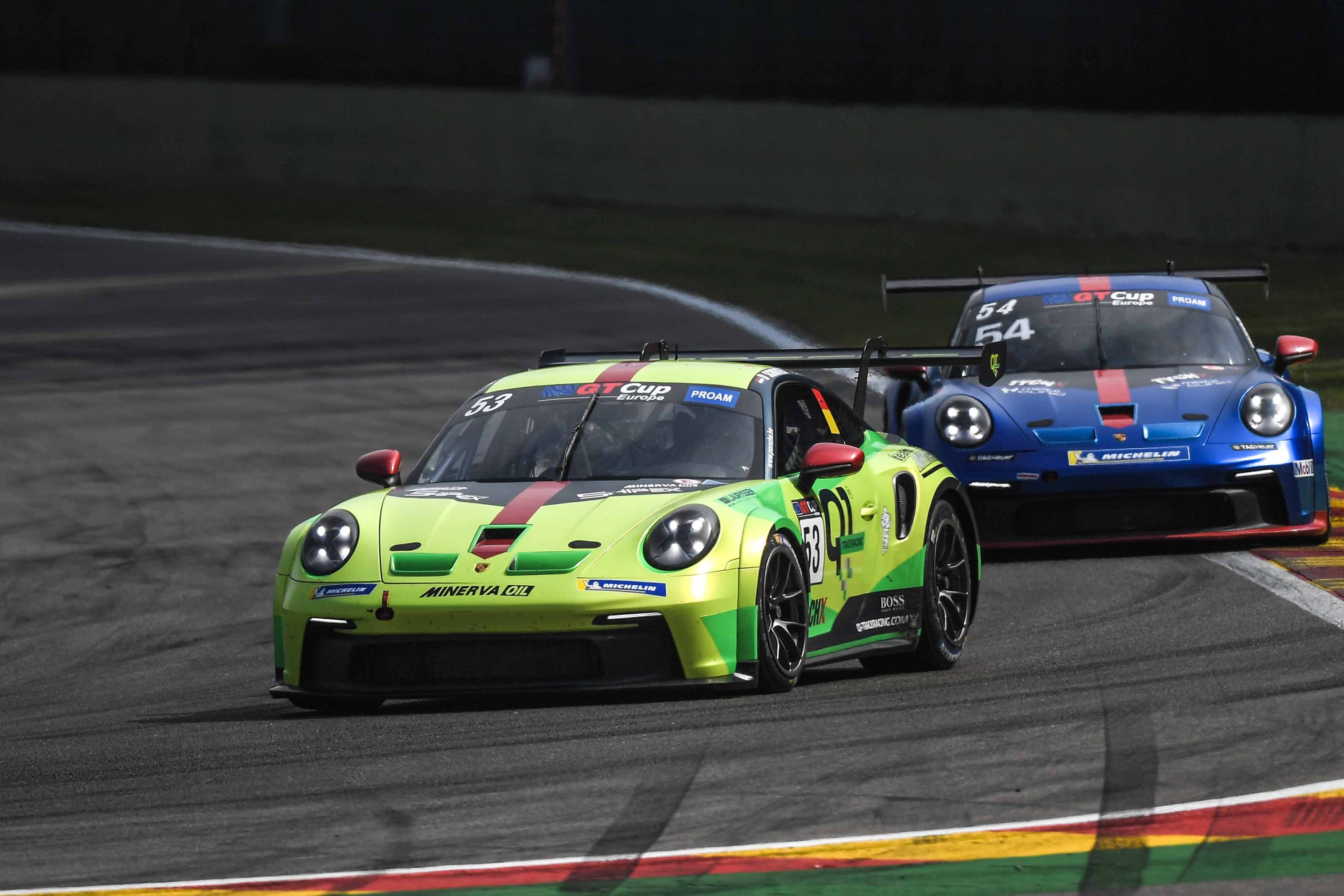 Porsche 911 GT3 Cup verte et noire en piste à Spa-Francorchamps, GT Cup Europe