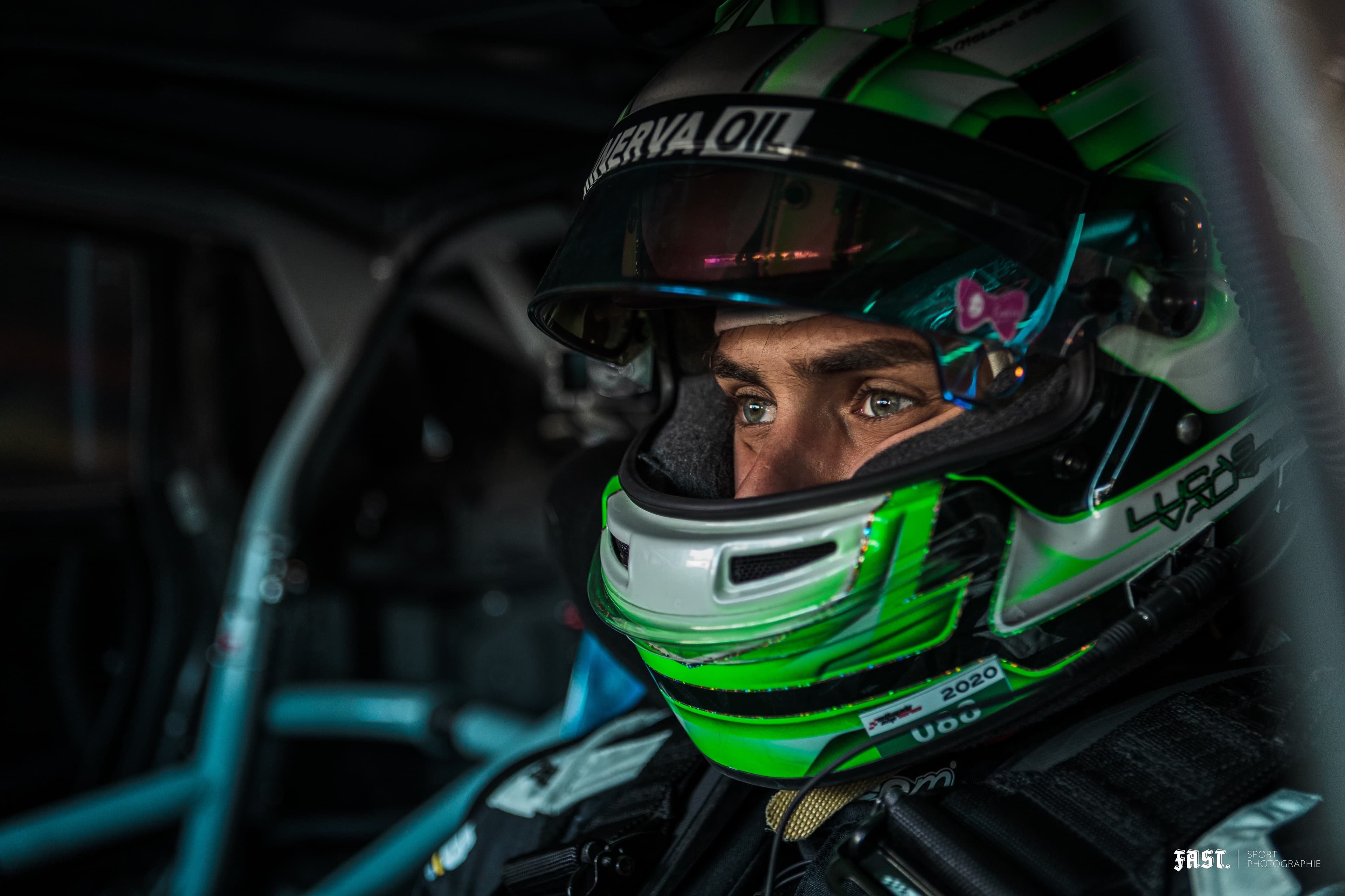 Lucas Valkre, casque siglé Minerva Oil, regard dans le cockpit