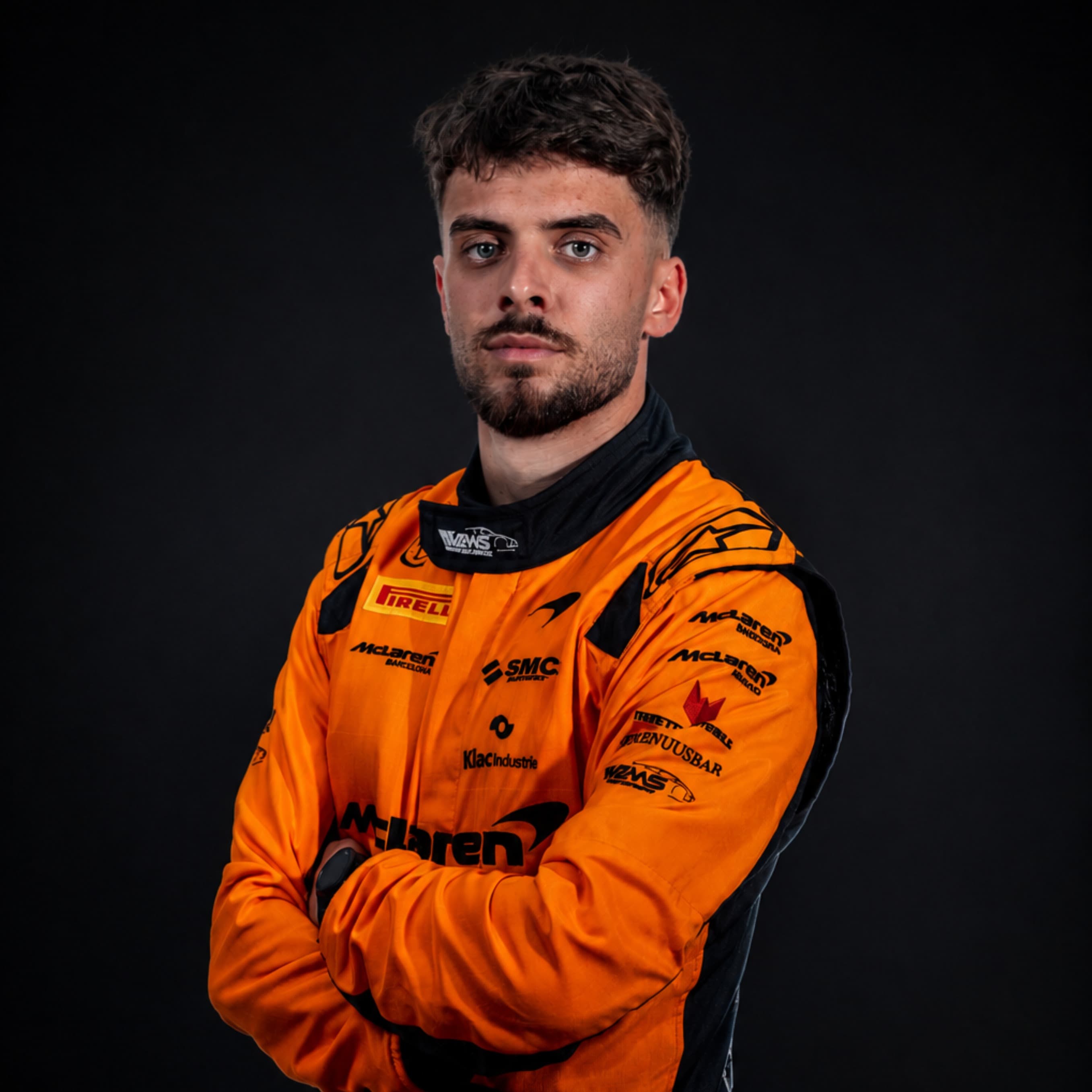 Lucas Valkre, bras croisés, en combinaison McLaren Trophy Europe